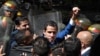 El presidente encargado de Venezuela, Juan Guaidó, y otros diputados venezolanos no pudieron entrar el domingo a la sede de la Asamblea Nacional de Venezuela. Un operativo de la Guardia Nacional oficialista les impidió el acceso.