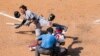Miguel Rojas (izq.) de los Marlins de Miami, reacciona tras ser golpeado por una pelota en el séptimo episodio de un juego contra los Filis el domingo 26 de julio de 2020, en Filadelfia.