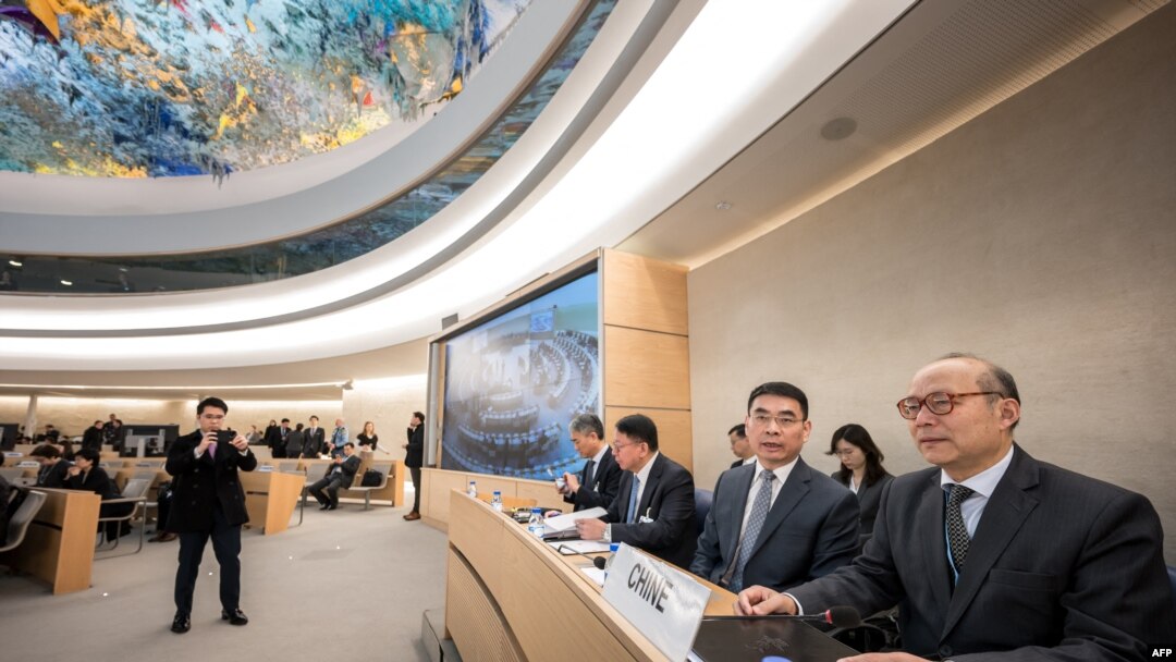 中國常駐聯合國日內瓦辦事處大使陳旭（右）2024年1月23日準備在聯合國人權理事會對中國人權狀況進行的定期審議會上發言。（法新社）
