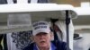 El presidente de EE. UU. Donald Trump, juega golf en su club privado de Sterling, Virginia. Domingo 15 de noviembre de 2020.