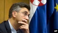 Novi premijer Hrvatske Andrej Plenković tokom sednice Sabora na kome je izabrana nova vlada te zemlje (AP Photo/Darko Bandic)