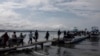 Migrantes abordan el barco hacia el Tapón del Darién, en Necoclí, Colombia, el sábado 7 de octubre de 2023.