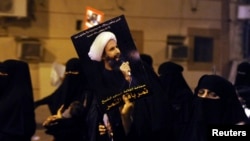 اعتراض یکی از طرفداران شیخ نمر باقر النمر، روحانی شیعه منتقد پادشاهی سعودی، به بازداشت او در استان قطیف در شرق عربستان - آرشیو