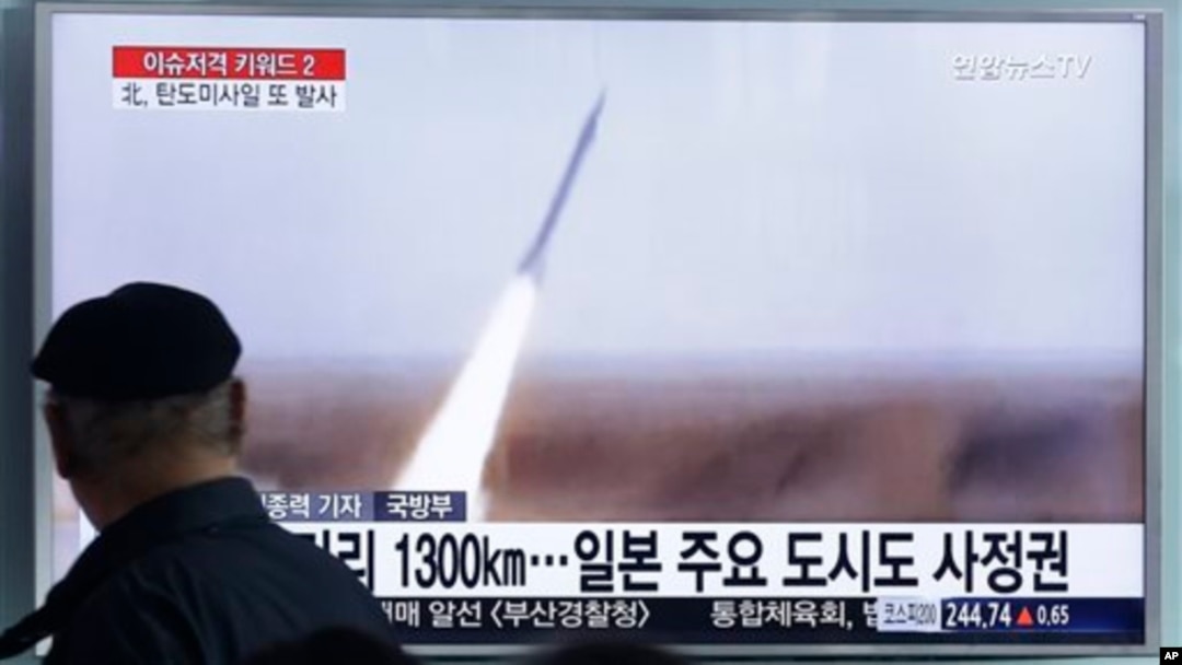 Archivo - Un hombre mira en TV imágenes del lanzamiento de un misil por parte de Corea del Norte en Seúl, Corea del Sur el 18 de marzo de 2016.