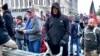 Un hombre (centro con abrigo negro) identificado por los fiscales federales de Estado Unidos como Shane Jason Woods de Auburn, Illinois. Captura de fotograma de un video filmado durante el asalto del 6 de enero de 2021 al Capitolio.