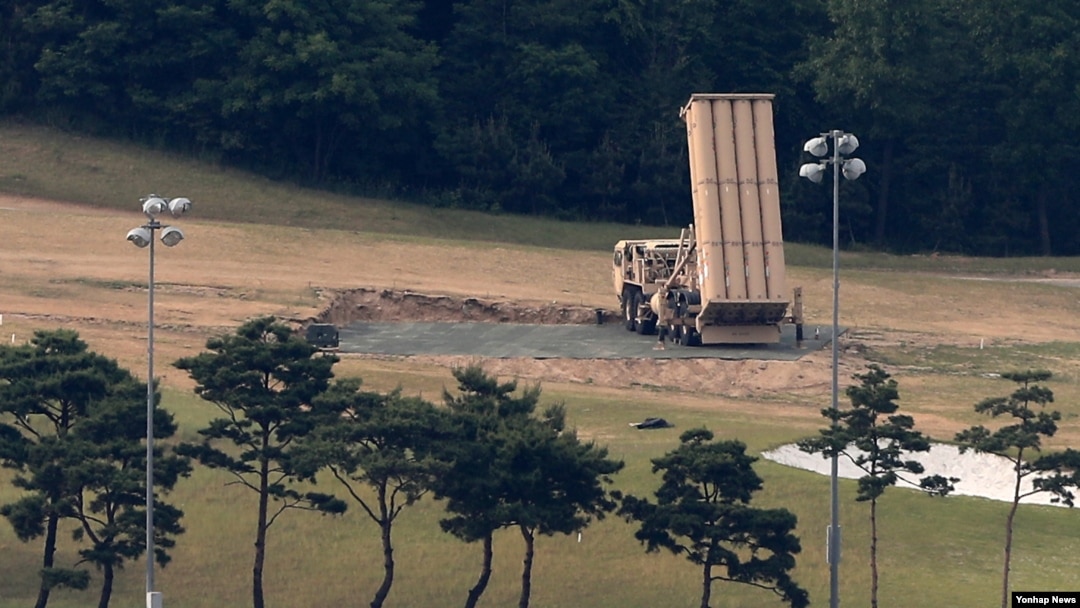 Un terminal del sistema de misiles de defensa THAAD de EE.UU. instalado en un campo de golf en Seongju, Corea del Sur. 