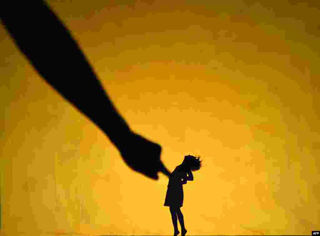 Dancers with Pilobolus perform during a dress rehearsal for the American premiere of Pilobolus’s "Shadowland" at NYU Skirball Center for the Performing Arts in New York, Nov. 20, 2015.