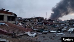 Uharibifu uliotokana na shambulizi la Russia katika kituo cha kijeshi cha Yavoriv, wakati Russia ikiendelea na uvamizi wa Ukraine, Yavoriv, Lviv, Ukraine, Macih 13, 2022 (Picha kutoka mitandao ya kijamii @BackAndAlive/via REUTERS 
