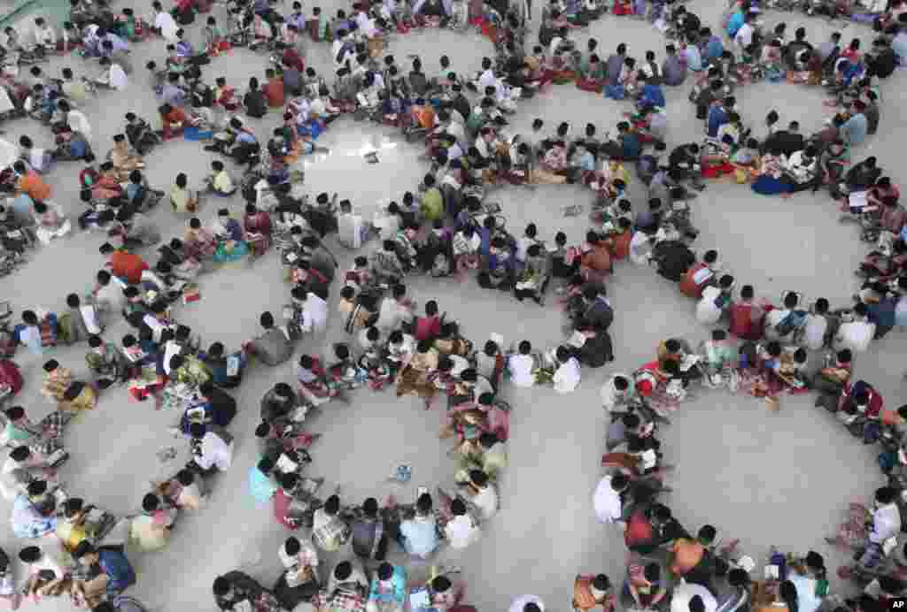 Para pelajar duduk membentuk lingkaran saat kelas membaca Al-Quran pada bulan Ramadan di pesantren Ar-Raudlatul Hasanah di Medan, Sumatra Utara.