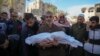 Wani a Gaza dauke da yaro ‘dan watanni 18 da aka kashe a harin da Isra’ila ta kai cikin daren jiya Laraba
