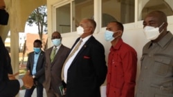 Patrick Nandago, embaixador da Namibia em Angola (ao centro de camisa branca)