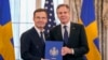 El secretario de Estado, Antony Blinken, a la derecha, posa para una fotografía con el primer ministro sueco, Ulf Kristersson, sosteniendo los instrumentos de adhesión de Suecia a la OTAN en la sala Benjamin Franklin del Depto. de Estado, el 7 de marzo de 2024, en Washington.