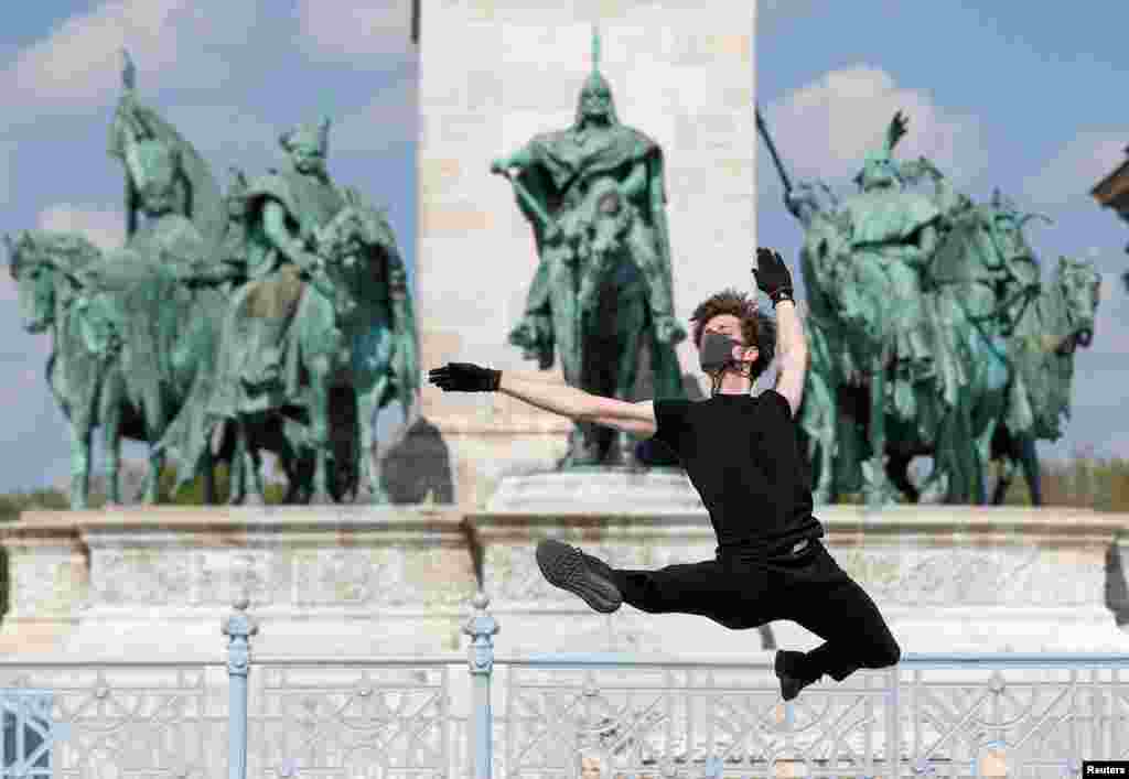 Hungarian ballet dancer Zsolt Kovacs performs a choreographic piece he has designed for the 'coronavirus melody' in Budapest, April 28, 2020. 