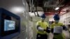 Trabajadores cargan cajas con la vacuna de Pfizer-BioNTech COVID-19 mientras se preparan para su distribución desde la planta Pfizer Global Supply Kalamazoo, en Portage, Michigan, el domingo 13 de diciembre de 2020.