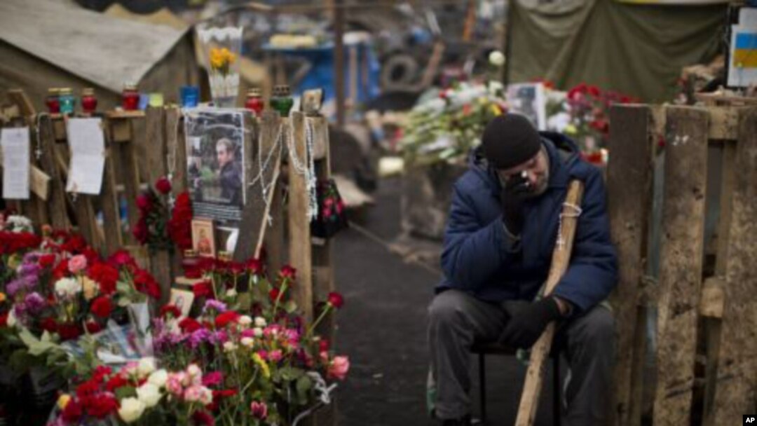 Un ucraniano llora en el sitio en Kiev donde fueron colocadas ofrendas a las víctimas de la represión. 