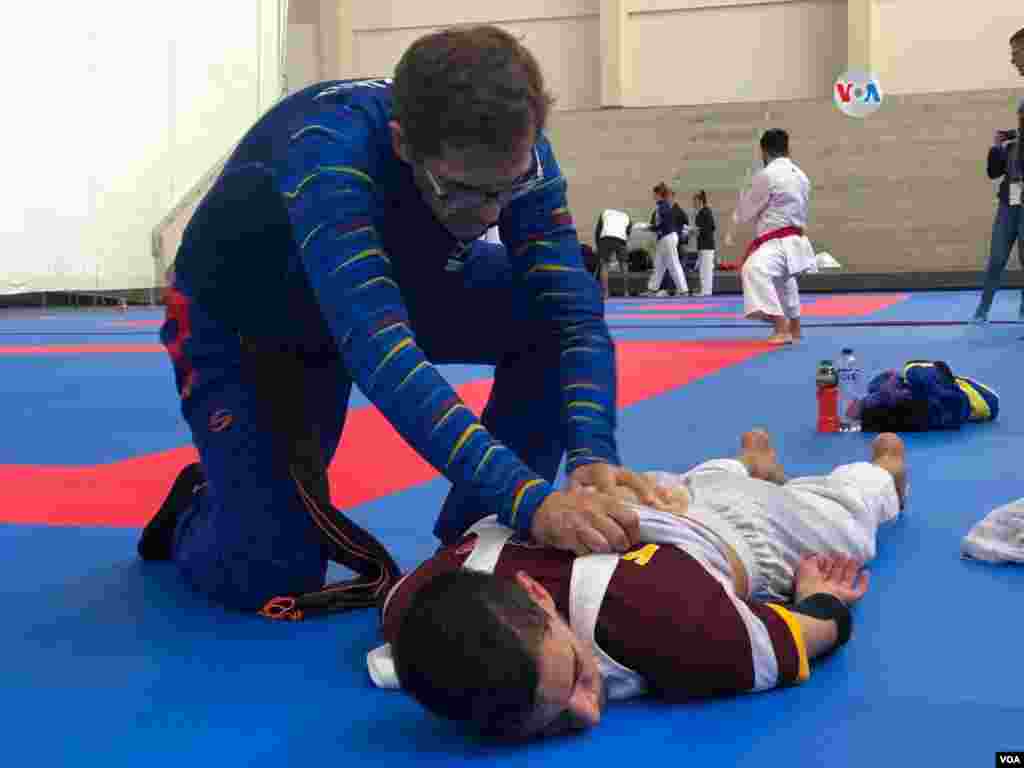 Un alto representante del Comité Olímpico de Venezuela señaló a la Voz de América que las sanciones impuestas por el gobierno de EE.UU. han afectado directamente a estos atletas. En la foto, miembros de la selección nacional de karate de Venezuela entrenan en Lima, Perú, durante los Juegos Panamericanos 2019.