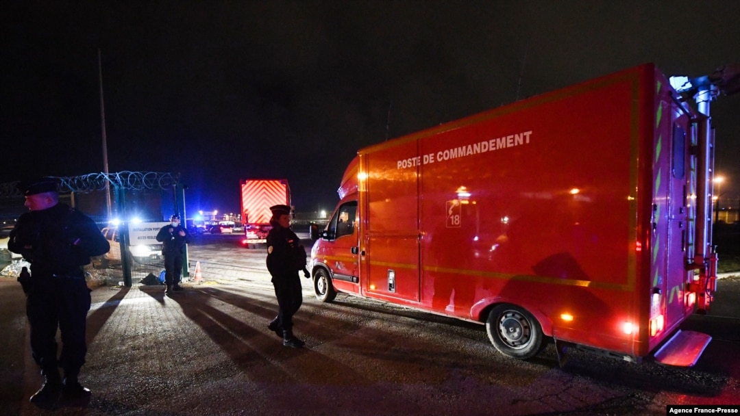 Hitne sužbe u luci Kale nakon što se gumieni čamac sa migrantima prevrnuo u Lamanšu, kada je namanje 27 migranta izgubilo živote, 24. novembra 2021.