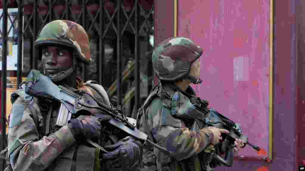 Des forces de sécurité français mènent un assaut, à Saint-Denis, contre des personnes présumées liées aux attaques meurtrières de vendredi 13 novembre dans la capitale française, 18 novembre 2015.