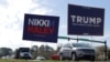Carteles de campaña para los candidatos presidenciales republicanos, la ex embajadora ante Naciones Unidas, Nikki Haley, y el expresidente de EEUU, Donald Trump, en Mount Pleasant, Carolina del Sur, el 22 de febrero de 2024.
