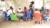 Watu wakijipatia chakula cha jioni katika jiji la Bamako huko Mali July, 5, 2016. Picha na VOA/ Roger Muntu