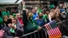 ARCHIVO - Personas observan el desfile del Día de San Patricio en la Quinta Avenida, el 17 de marzo de 2022, en Nueva York, en la primera celebración masiva de la festividad tras una pausa de dos años por la pandemia de COVID-19.