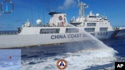 在菲律賓海岸警衛隊提供的這張圖片中，2023年8月5日星期六，一艘中國海警船在菲律賓佔領的南中國海第二托馬斯淺灘附近向菲律賓海警船發射水砲。(Philippine Coast Guard via AP)