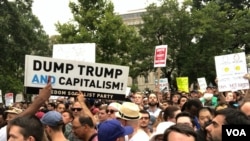Waandamanaji wanaopinga sera za kibaguzi wakiwa mjini Washington DC, Agosti 12, 2018.