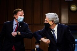 El senador demócrata Richard Blumenthal, saluda con el codo al candidato a Fiscal General Merrick Garland, antes del comienzo de la audiencia de confirmación de Garland ante el Comité Judicial del Senado, en Washington, el 22 de febrero de 2021.