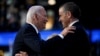 ARCHIVO - El presidente estadounidense Joe Biden saluda a su hijo Hunter Biden en la Convención Nacional Demócrata (DNC) en Chicago, Illinois, EEUU, el 19 de agosto de 2024.