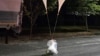 Esta foto tomada por el Ministerio de Defensa de Corea del Sur entre la noche del 28 al 29 de mayo de 2024 y publicada el 29 de mayo muestra objetos no identificados atados a globos en una calle de Chungnam.