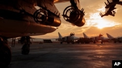 Phi cơ tấn công Su-25 của Nga tại căn cứ không quân Hemeimeem ở Syria, ngày 18/12/2015. Một giới chức Mỹ hôm 16/6/2016 cho biết máy bay Nga đã thả bom phe nổi dậy do Mỹ yểm trợ đang chiến đấu chống Nhà nước Hồi giáo ở miền Nam Syria.