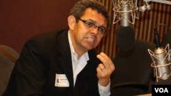 Gustavo Torres, director ejecutivo de Casa de Maryland en los estudios de la VOA. "Los republicanos no nos quieren a los hispanos", dijo.