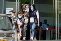 香港警方在壹傳媒集團總部拘捕《蘋果日報》副社長陳沛敏。（2021 年6 月17日）