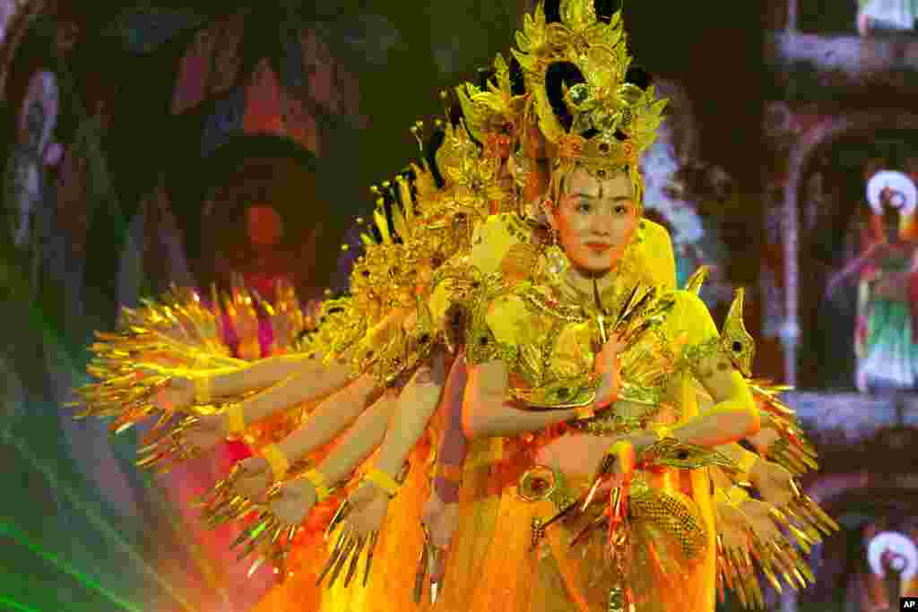 Para penari melakukan gladi resik menjelang pembukaan konferensi 'Pariwisata untuk Pembangunan' di Beijing, China.