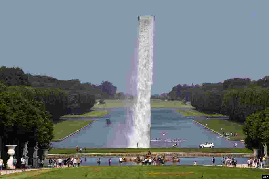 "Air terjun" karya seniman Olafur Eliasson di taman Chateau de Versailles, di selatan Paris, Perancis.