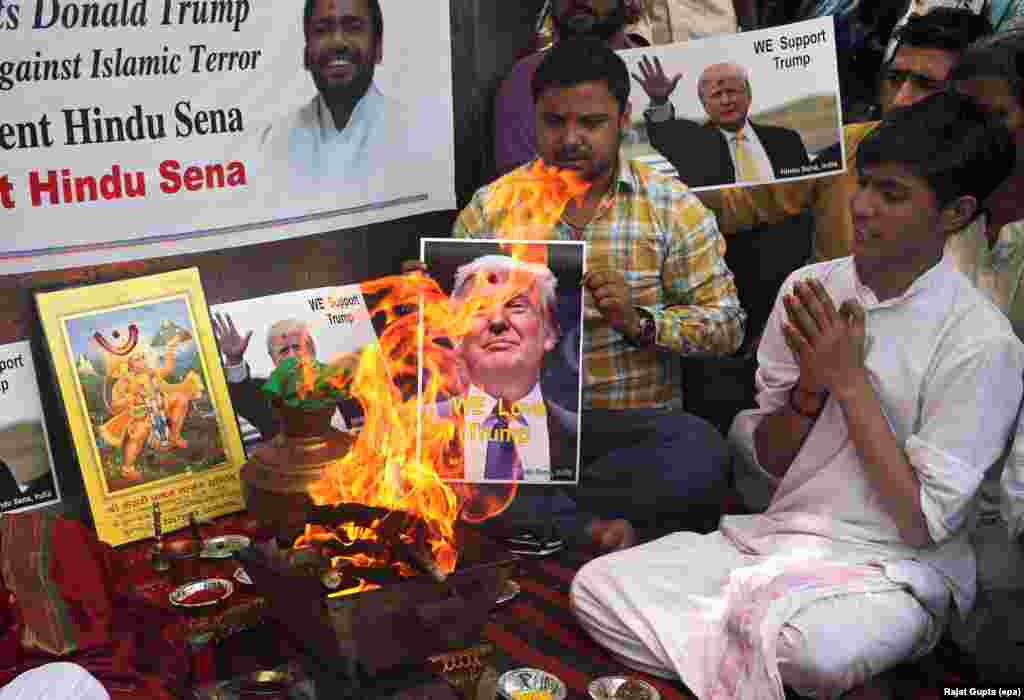 Aktivis organisasi sayap kanan India, Hindu Sena, melakukan upacara ritual Hindu sebagai dukungan pada kandidat presiden AS dari Partai Republik Donald Trump, di New Delhi.