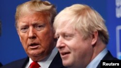英國首相約翰遜於2019年12月4日在英國沃特福德舉行的北約領導人峰會上歡迎美國總統特朗普。