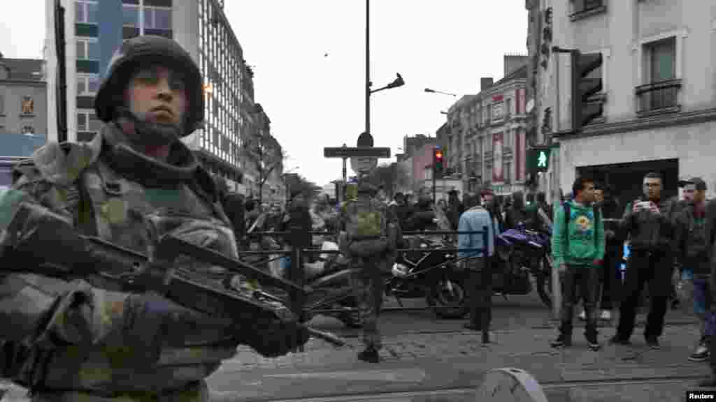 Les forces spéciales sécursent le lieu de l'assaut contre des personnes présumées liées aux attaques meurtrières dans la capitale française, à Saint-Denis.