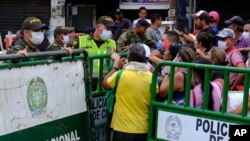 Venezolanos usan el Puente Internacional Simón Bolívar para regresar a su país desde La Parada, cerca de Cúcuta, Colombia, el 14 de marzo de 2020.