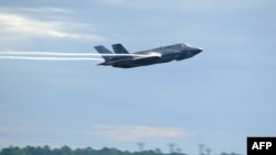 Arhiva - Borbeni avion F-35, u vlasništvu Mornarice SAD, poleće sa aerodroma na Floridi, 16. septembra 2016.