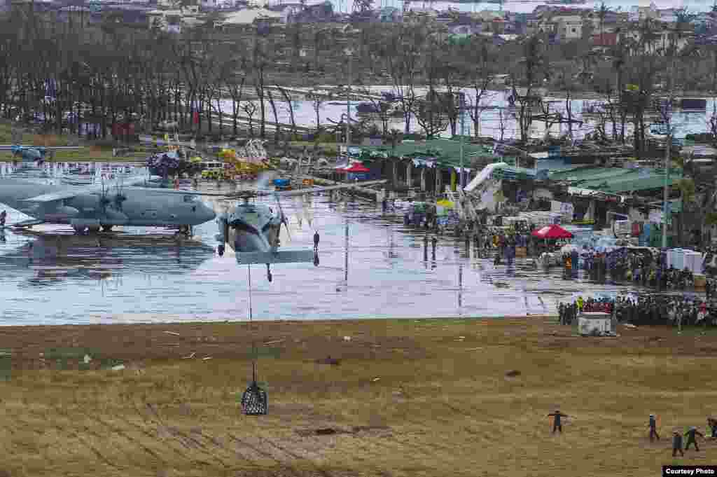 An MH-60S Seahawk drops supplies onto Tacloban Air Base, Philippines, Nov. 14, 2013. (U.S. Navy)