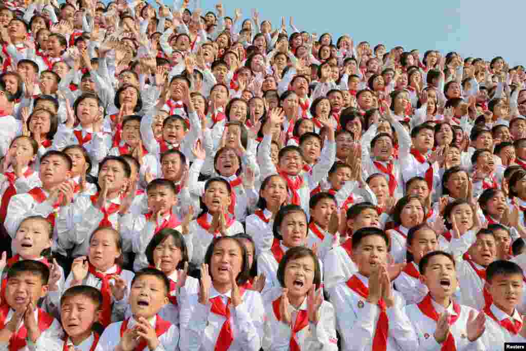 Anak-anak sekolah Korea Utara bersorak menyambung kedatangan pemimpin Korut, Kim Jong Un untuk menghadiri acara "Kami (bangsa) yang paling bahagia di dunia", di Pyongyang.