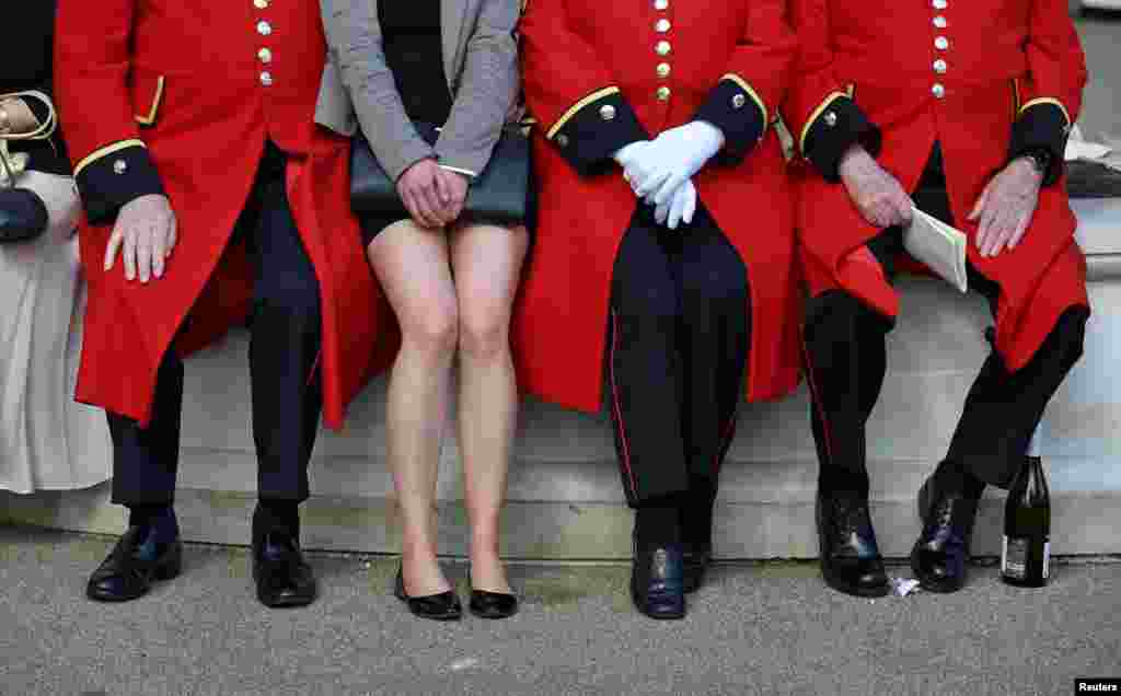 Para pensiunan tentara Inggris berpose bersama seorang penonton pacuan kuda &#39;Royal Ascot&#39;.