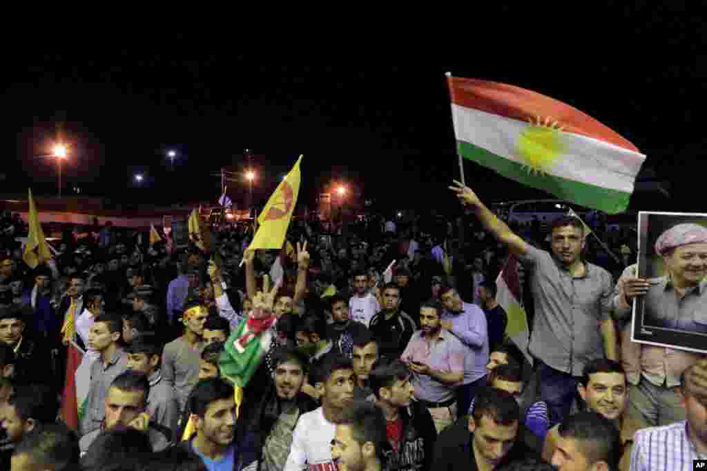 "Islomiy davlat" jangarilariga qarshi kurashish maqsadida Suriyaning Kobani shahriga yo'l olayotgan peshmerga jangchilarini qo'llab-quvvatlash uchun minglab mahally kurdlar ko'chalarga chiqdi, Iroq, 29-oktabr, 2014-yil.