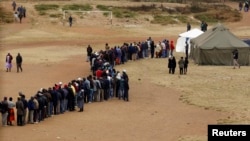 Eleitores zimbabueanos fazendo fila em Mbare perto de Harare