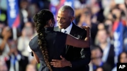 Mokonzi ya kala ya Ekolo Amerika Barack Obama (D) na molongani wa ye Michel Obama bayambani liboso lya bato na Convention ya ba démocrates, Chicago, Illinois, 20 sanza ya mwambe 2024. (AP Photo/Charles Rex Arbogast)