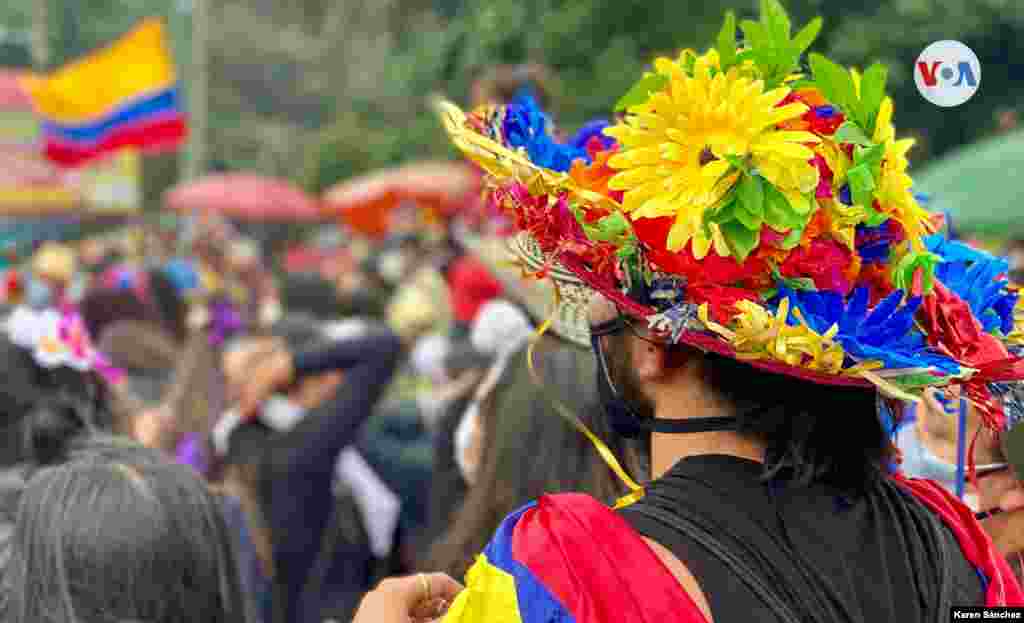 Sombreros y faldas coloridas son comunes en las fiestas y tradiciones colombianas. Esta vez, hicieron parte de las protestas pacíficas.