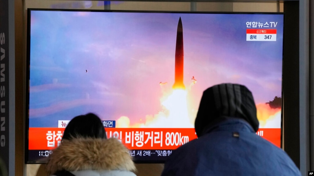 2022年1月30日，南韓民眾在首爾火車站觀看北韓發射導彈的新聞畫面。