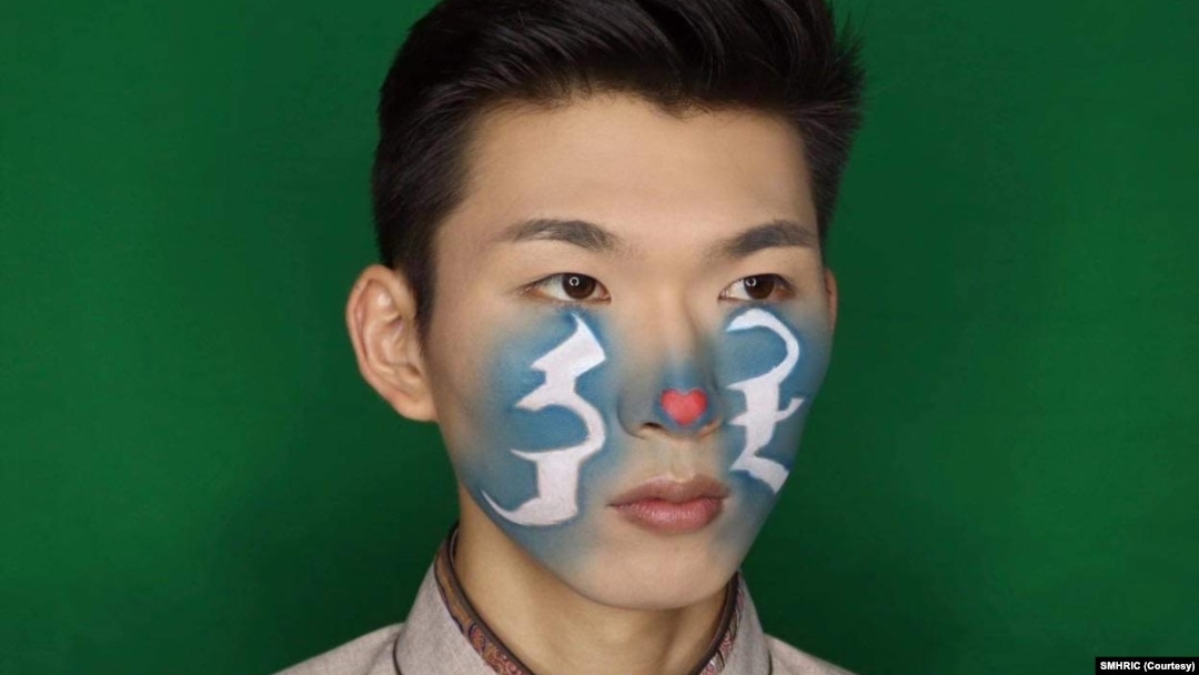 一名蒙古年輕人在臉上塗上蒙文“母語”連個字，抗議政府用漢語取代蒙文的教學計劃。