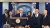 El vicepresidente de EE.UU., Mike Pence, ofreció una conferencia de prensa en la Casa Blanca sobre las acciones del Equipo de Trabajo que dirige para enfrentar la COVID-19. Foto: Bricio Segovia/VOA.